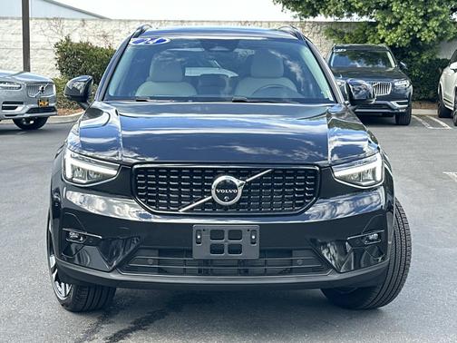 2024 Volvo XC40 B5 AWD Plus Dark Theme