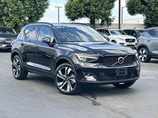2024 Volvo XC40 B5 AWD Plus Dark Theme