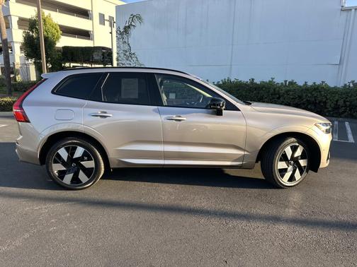 2025 Volvo XC60 Plug-In Hybrid T8 AWD Plus
