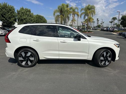 2025 Volvo XC60 Plug-In Hybrid T8 AWD Plus