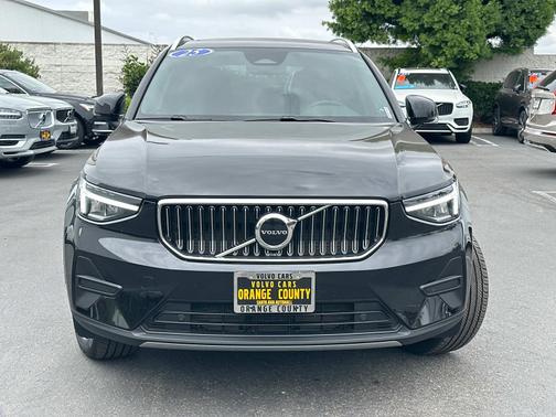 2025 Volvo XC40 B5 AWD Core Bright Theme