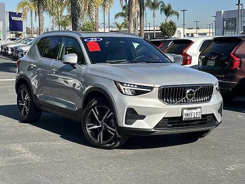 2025 Volvo XC40 Core