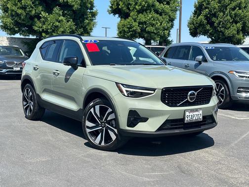 2025 Volvo XC40 B5 AWD Plus Dark Theme