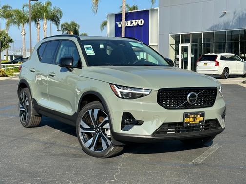 2025 Volvo XC40 B5 Plus Dark Theme