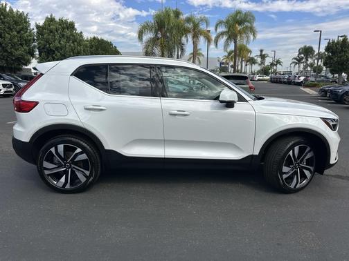 2025 Volvo XC40 B5 AWD Plus Bright Theme