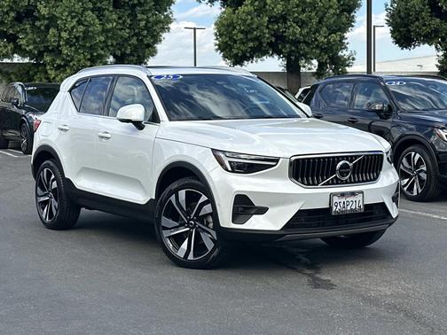 2025 Volvo XC40 B5 AWD Plus Bright Theme