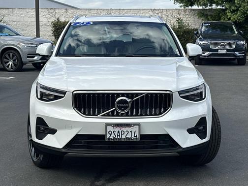 2025 Volvo XC40 B5 AWD Plus Bright Theme