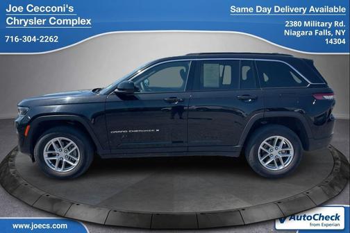 Diamond Black Crystal Pearlcoat 2024 Jeep Grand Cherokee Laredo