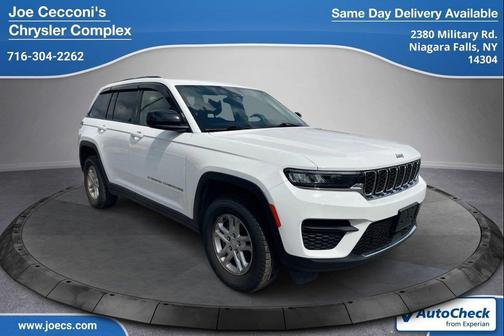 Bright White Clearcoat 2023 Jeep Grand Cherokee Laredo