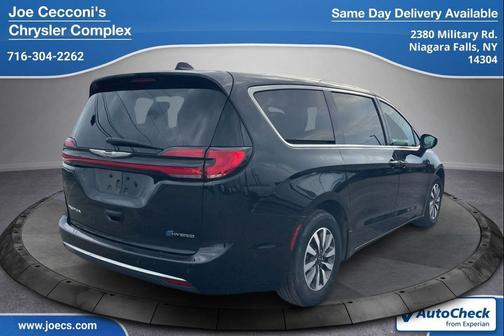 Brilliant Black Crystal Pearlcoat 2023 Chrysler Pacifica Hybrid Touring L