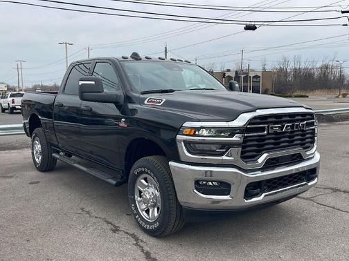 Diamond Black Crystal Pearlcoat 2026 RAM 2500 Tradesman