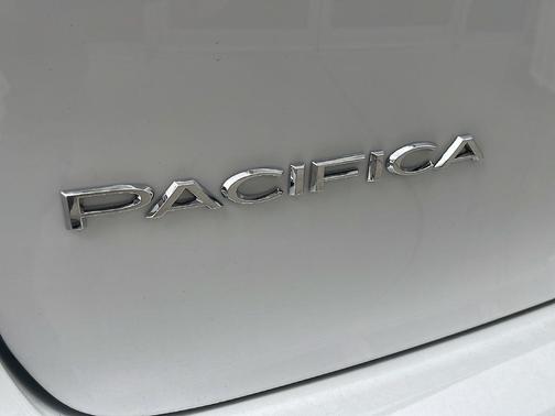 Bright White Clearcoat 2027 Chrysler Pacifica L