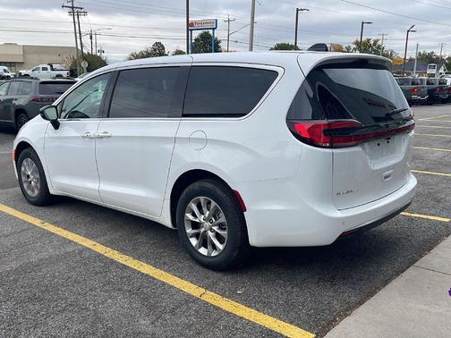 Bright White Clearcoat 2027 Chrysler Pacifica L