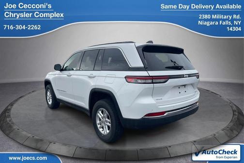 Bright White Clearcoat 2025 Jeep Grand Cherokee Laredo