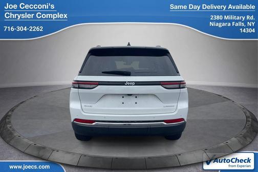 Bright White Clearcoat 2025 Jeep Grand Cherokee Laredo