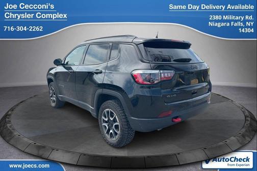 Diamond Black Crystal Pearlcoat 2024 Jeep Compass Trailhawk