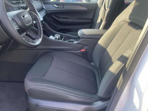 Bright White Clearcoat 2026 Jeep Grand Cherokee L Laredo