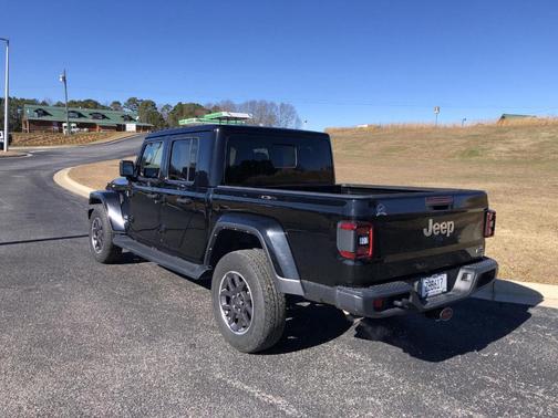 2022 Jeep Gladiator Overland