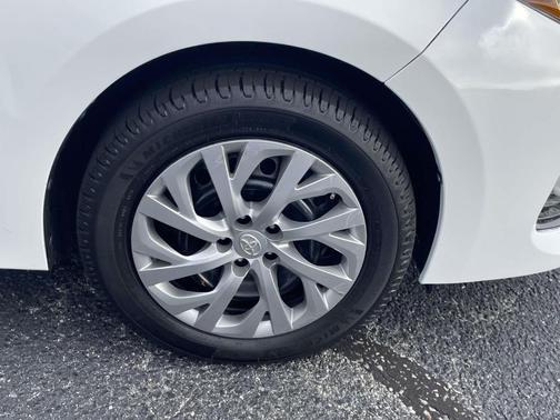 Super White 2017 Toyota Corolla LE