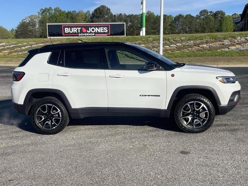 Bright White Clearcoat 2025 Jeep Compass Trailhawk