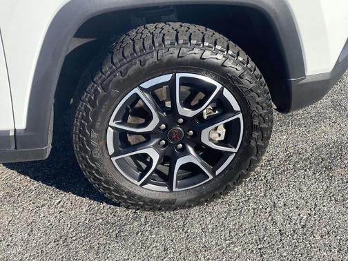 Bright White Clearcoat 2025 Jeep Compass Trailhawk