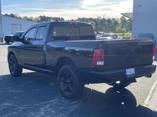 Brilliant Black Crystal Pearlcoat 2018 RAM 1500 Big Horn