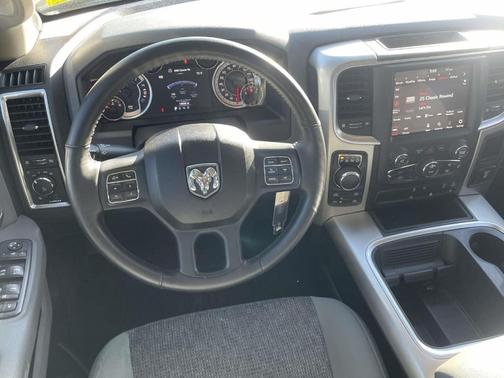 Brilliant Black Crystal Pearlcoat 2018 RAM 1500 Big Horn