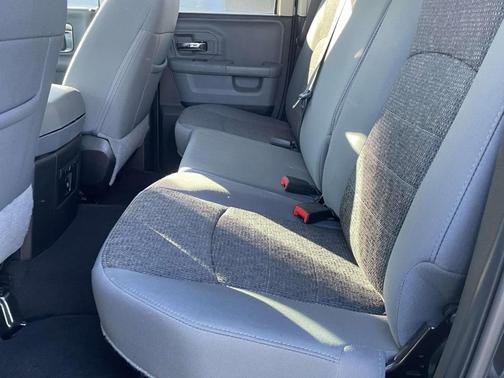 Brilliant Black Crystal Pearlcoat 2018 RAM 1500 Big Horn