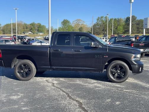 Brilliant Black Crystal Pearlcoat 2018 RAM 1500 Big Horn