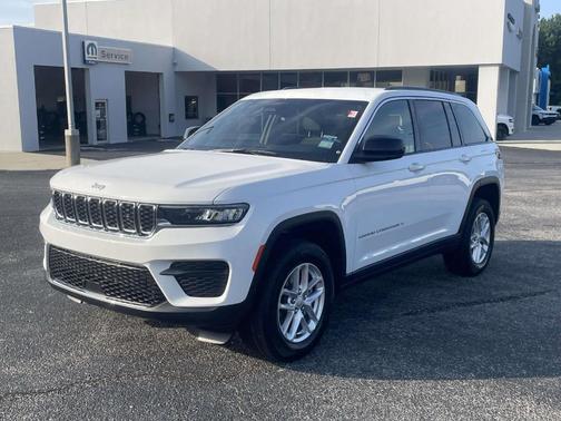 Bright White Clearcoat 2026 Jeep Grand Cherokee Laredo