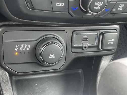 Black Clearcoat 2023 Jeep Renegade Latitude