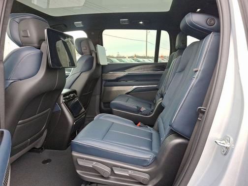 2025 Cadillac Escalade IQ Luxury 2