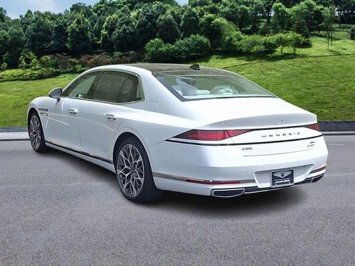 Uyuni White 2025 Genesis G90 3.5T e-SC AWD