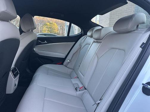 2025 Genesis G70 2.5T RWD