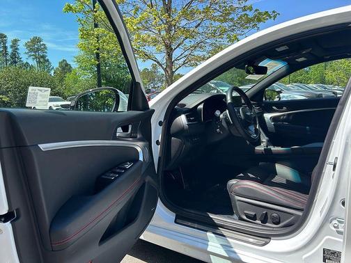 Uyuni White 2025 Genesis G70 2.5T AWD