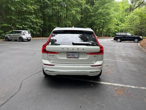 Crystal White Metallic 2022 Volvo XC60 B5 Inscription