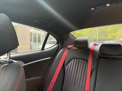 2023 Genesis G70 2.0T RWD