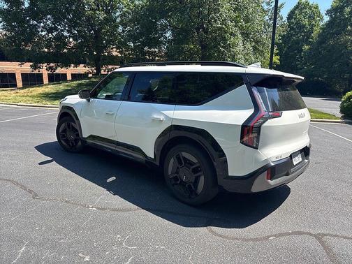 Snow White Pearl 2024 Kia EV9 GT-Line