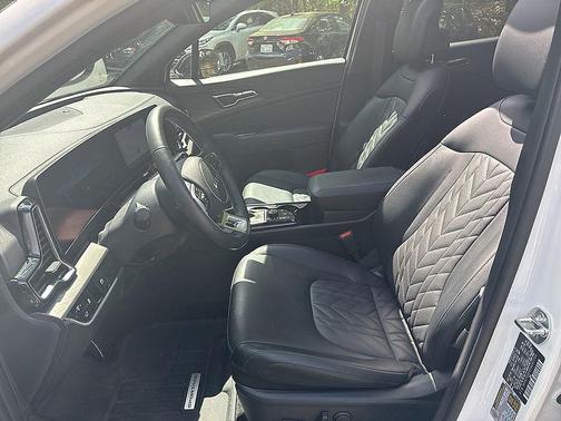 Glacial White Pearl 2025 Kia Sportage S