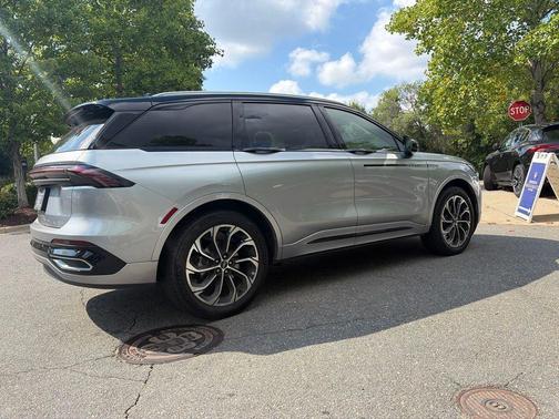 Silver Radiance Metallic Clearcoat 2025 Lincoln Nautilus Reserve