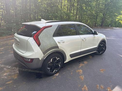 Snow White Pearl 2023 Kia Niro EV Wave