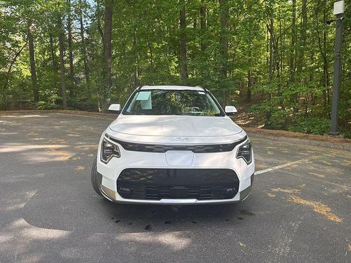 Snow White Pearl 2023 Kia Niro EV Wave