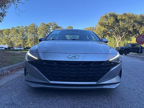 2023 Hyundai ELANTRA SE