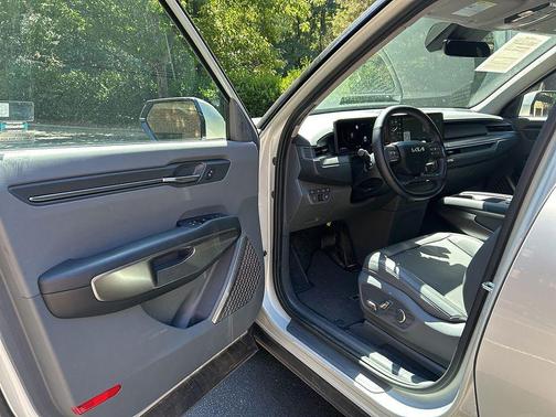 Ivory Silver 2024 Kia EV9 Light Long Range