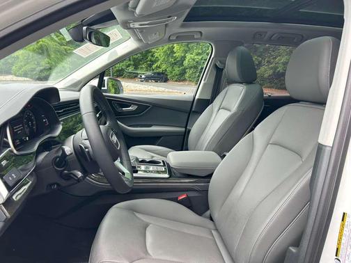 Carrara White 2025 Audi Q7 45 Premium Plus