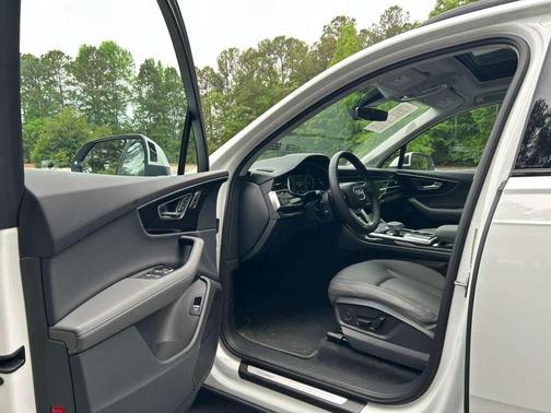 Carrara White 2025 Audi Q7 45 Premium Plus