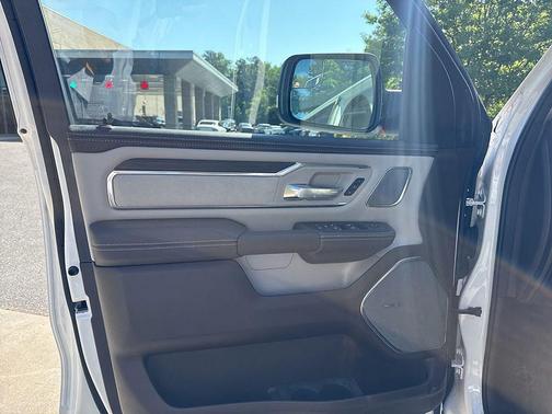 Ivory White Tri-Coat Pearlcoat 2026 RAM 1500 Laramie