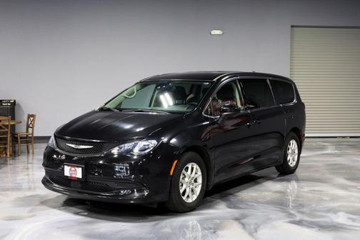 Brilliant Black Crystal Pearlcoat 2023 Chrysler Voyager LX