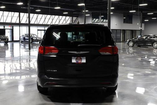 Brilliant Black Crystal Pearlcoat 2023 Chrysler Voyager LX