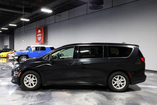 Brilliant Black Crystal Pearlcoat 2023 Chrysler Voyager LX
